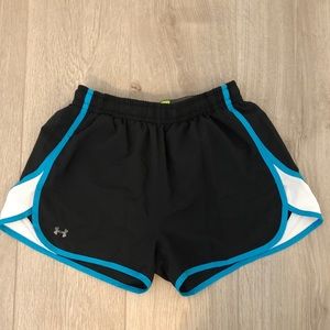 BLACK UNDERARMOR RUNNING SHORTS